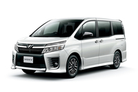 「トヨタ・ヴォクシーZS“煌”」（ボディーカラー：ホワイトパールクリスタルシャイン）
    