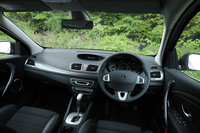 ブラック基調の「GTライン」のインテリア。スピードメーターは、「メガーヌRS」を連想させるアナログメーター。スポーツタイプのシートは、ルノー・スポールが手がけたものだという。