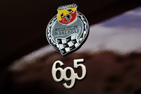 世界限定499台で、うち100台が日本向け。予約受付は2013年2月1日に、販売は3月1日にそれぞれ始まった。ボディー側面にコラボを示すバッジが付く。