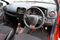 オレンジ色のアクセントが印象的なコックピット。シートベルト、メーターの針、各所のステッチやフィニッシャーもオレンジに。