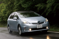 フロントバンパーや、その下の大きなアンダーグリルなどに「プリウス」の面影を残す。