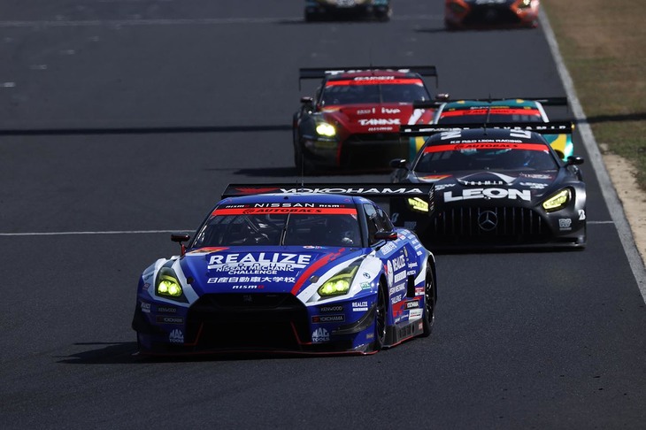 GT300クラスは、予選4番手からスタートしたNo.56 リアライズ 日産自動車大学校 GT-R（藤波清斗／ジョアオ・パオロ・デ・オリベイラ）が勝利した。