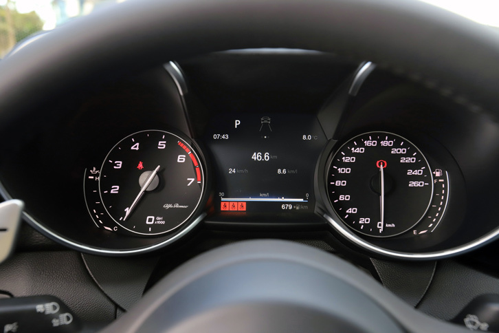 歴代アルファ・ロメオの伝統を受け継ぐ、丸い2眼式のメーター。最新モデルらしく、中央には大型のインフォメーションディスプレイが搭載される。