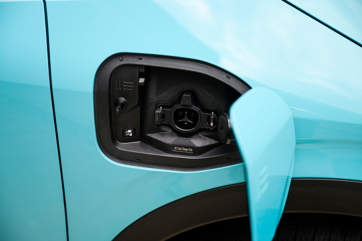 高い受電能力も新型「リーフ」の特徴で、「B7」仕様の場合、出力150kWの急速充電器を使えば、15分で250km走行分以上の電気を回復可能。また北米仕様にはNACS規格の急速充電ポートも用意され（写真）、テスラが展開する「スーパーチャージャー」が利用可能となった点もトピックだ。