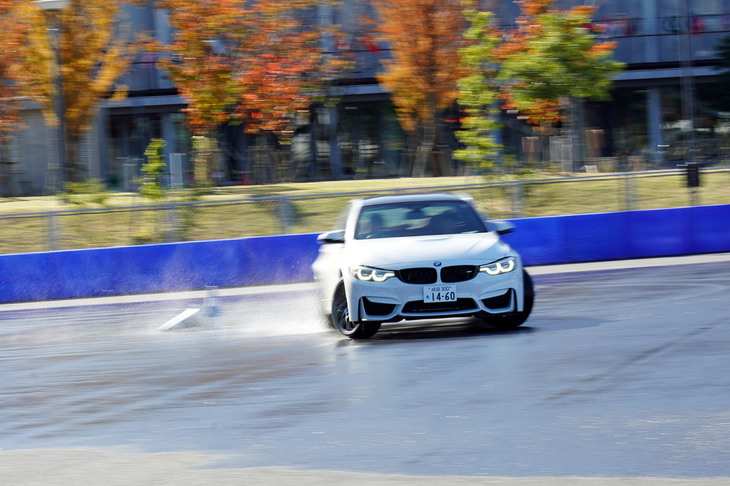 イベントの締めくくりはインストラクターが運転するクルマに同乗してのドリフト体験だ。