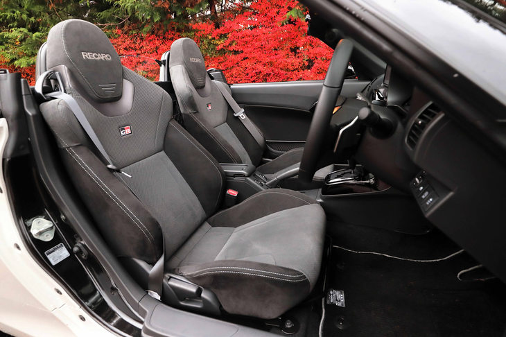 背もたれに「GR」のロゴが刺しゅうされたレカロ製スポーツシート。滑りにくいスエード調表皮や、肩口にもサポートワイヤーを内蔵した設計などにより、高いホールド性を実現している。