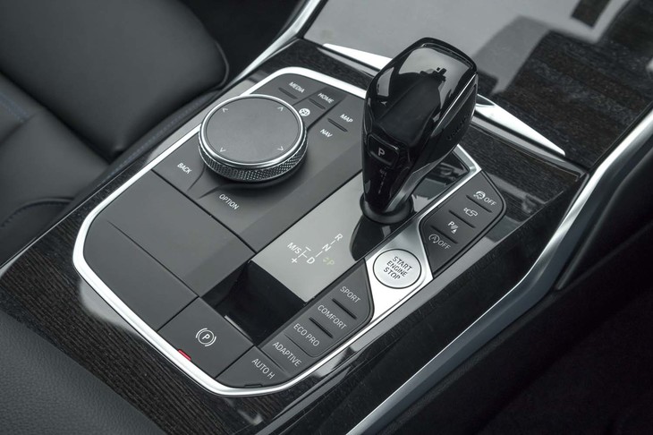 新型「8シリーズ」から採用された新デザインのセンターコンソール。シフトノブの周りに、走行モードのセレクターやインフォテインメントシステムの操作スイッチが並ぶ。