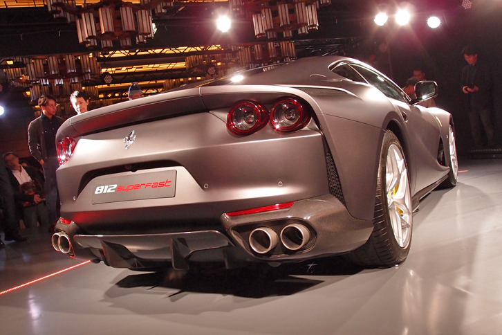 リアビュー。先代モデルにあたる「F12ベルリネッタ」とは異なる、4灯式のリアランプが与えられる。