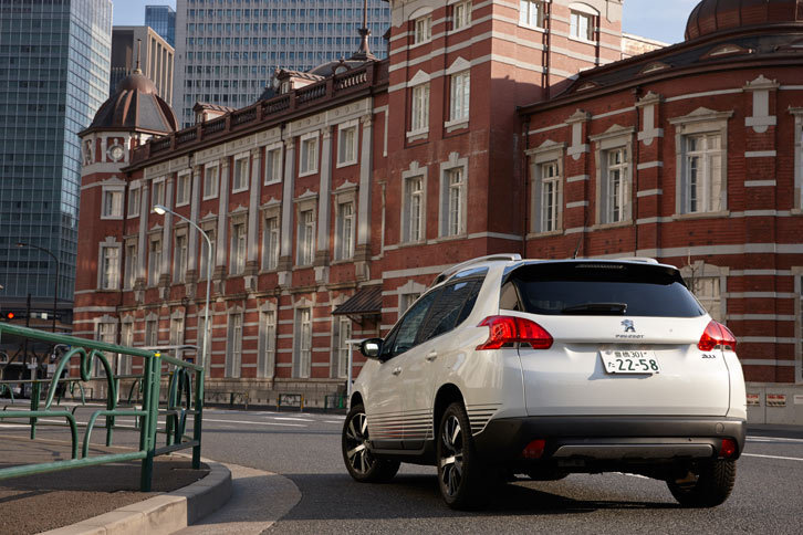 2016年3月に発売された「プジョー2008」の特別仕様車「CROSSCITY」。2015年2月にも同名のモデルが限定で販売されているが、その内容は大きく異なるものとなっている。