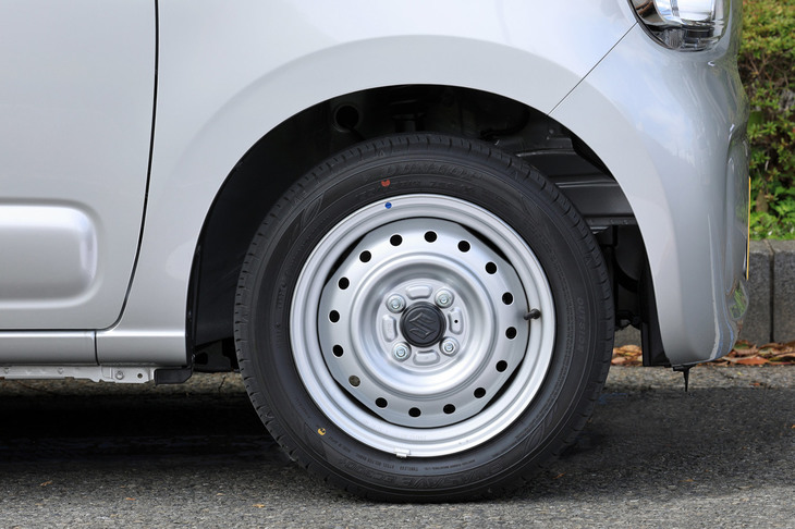 新型「アルト」では「ハイブリッドX」のみアルミホイール、その他のグレードはスチールホイールとなるが、「A」ではフルホイールキャップも備わらず、足もとは“鉄チンむき出し”となる。
