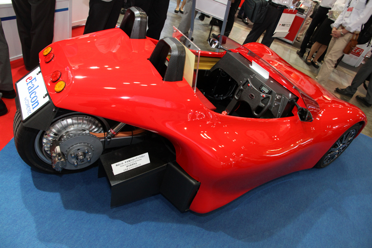 コアテックの三輪スポーツEVのプロトタイプである「eFalcon」。レーシングカーコンストラクター／パーツサプライヤーである戸田レーシングとの共同開発で、シャシーはCFRP（炭素繊維強化樹脂）製、駆動はダイレクトドライブのインホイールモーターによる。性能は最高速度120km/h、航続距離180km。