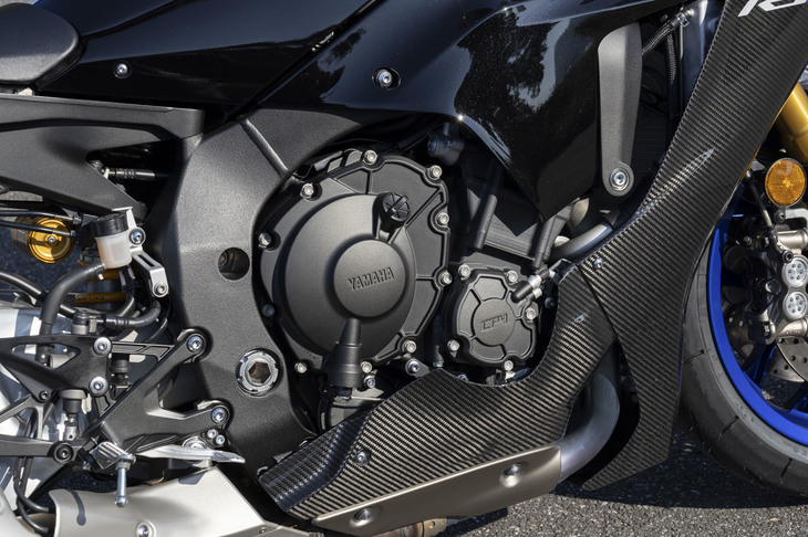 パワーユニットにはクロスプレーン式の直列4気筒エンジン「CP4」を採用。ピストンが上死点・下死点に到達するタイミングを分散させることで慣性トルクを低減。スムーズなエンジンの回転を追求している。