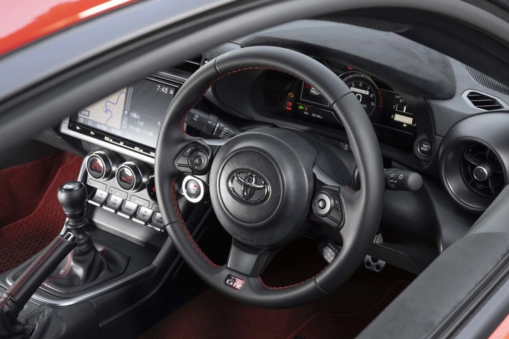 本革巻きのステアリングホイールには「GR」バッジがあしらわれる。アダプティブクルーズコントロール等を装備しないためスポーク上のスイッチがシンプルだ。