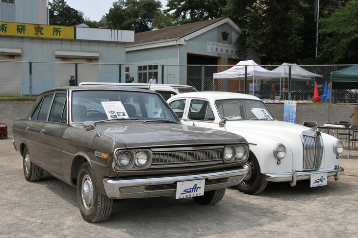 教材としての役目を終えた同校の所有車両が特別企画としてオークションにかけられ、左の1970年「日産セドリック」（130）が1万3000円、右の1956年「MGマグネットZB」が1万円で落札された。いずれも書類なしとのことだが、部品取り車としても破格値だ。もう1台、1974年「三菱ジープ」（J57）もあり、それは5万円だったとのこと。