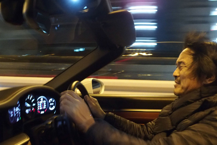 「本当のお金持ちはきっとこういうのをゲタとして転がすんだよね」などと言いながら、「911カレラ カブリオレ」のソフトトップを開けて首都高をドライブ。つかの間、セレブ気分を味わうことにした。