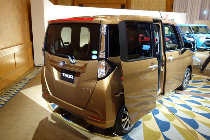 後席ドアは左右ともスライドドアを採用。予約ロック機能や挟み込み防止機能などが備わる。