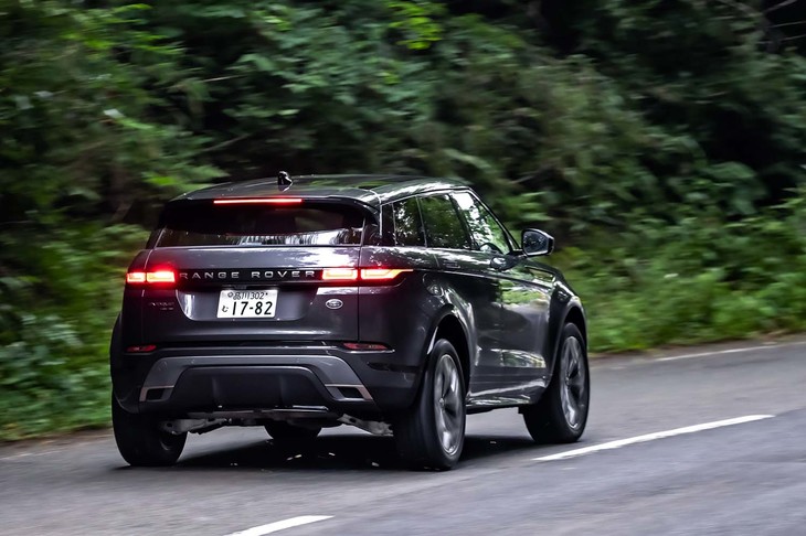 「P300 MHEV」では、車両の走行状況に応じて前後輪のトルク配分を自動調整する4WDシステム「アクティブドライブライン」を搭載。通常は前後50：50のトルク配分で走行し、状況に応じて100％のトルクを後輪左右いずれか、または前輪のみに配分するという。