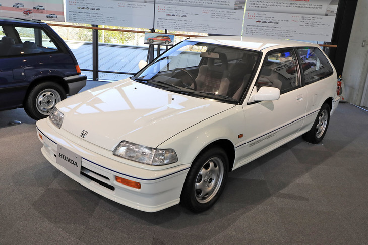 “ワンダーシビック”の後継を担い、1987年に登場した“グランドシビック”こと4代目「シビック」。