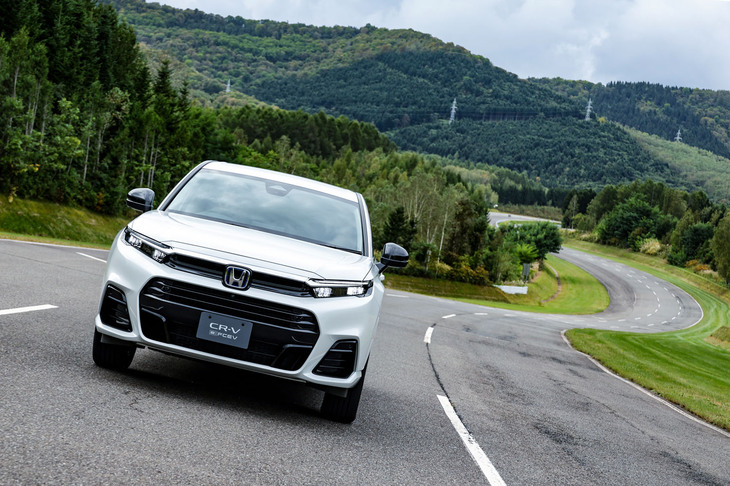 容量17.7kWhの駆動用リチウムイオンバッテリーを搭載し、充電電力のみでも約61kmを走れる。水素ステーションの普及率を考えるとありがたい仕様だ。