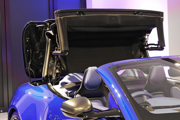 電動ソフトトップの開閉の様子。