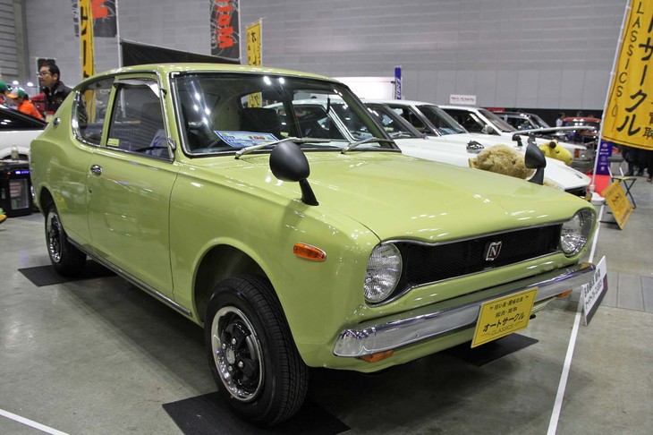 毎回マニアックなモデルを出展するオートサークルの1971年「日産チェリー1000 2ドアデラックス」。型式名E10こと初代チェリーの希少な初期型。新車価格は46万5000円だったが、現在の販売価格は150万円。