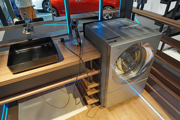 電力消費量の多いドライヤーと洗濯機を同時に使用しても問題なし。一般的な家庭であれば、標準仕様の「リーフ」で2～3日分、「e＋」であれば2～4日分の電力をまかなうことができる。