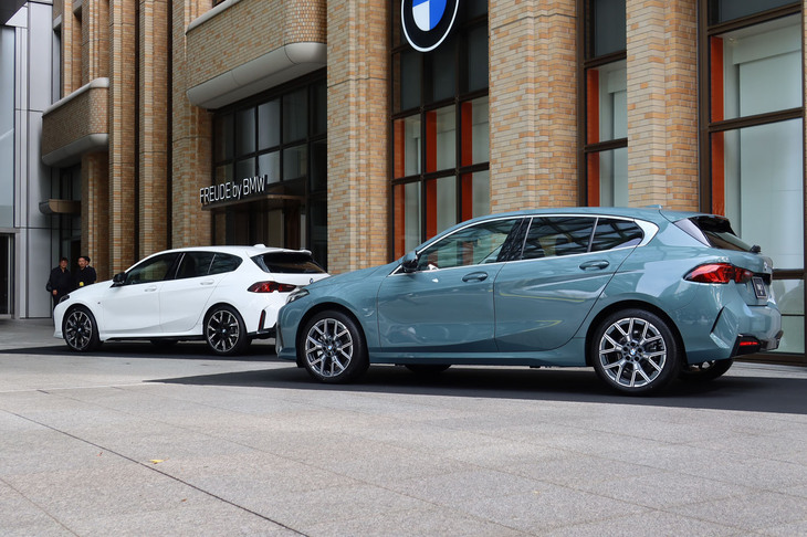 「BMW M135 xDrive」（写真左奥）と「BMW 120」（同右）。
