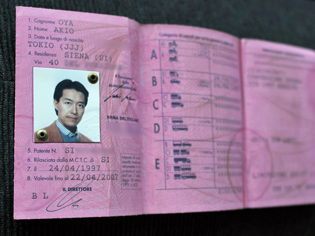 折りたたみ式の紙製免許証の内側。写真は20年前、スピード写真機で撮影したもの。イタリアでは、この程度の斜め向きショットはセーフである。