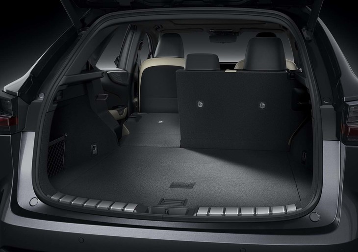 荷室は分割可倒式の後席を倒すことで積載量を調節可能。