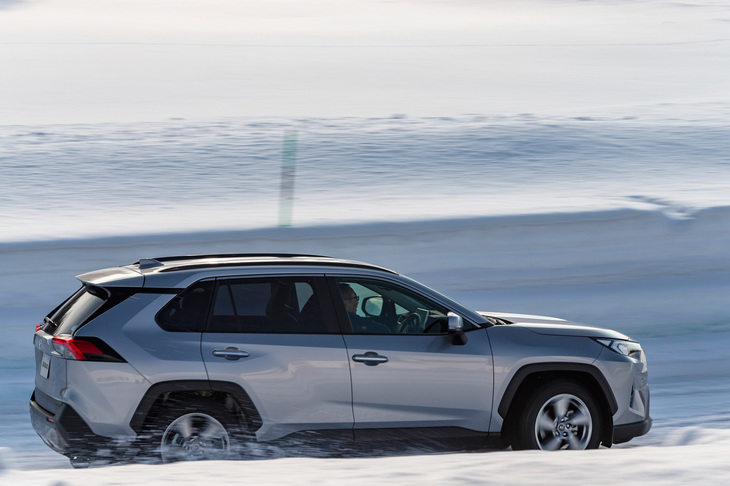 降雪路を走行する純ガソリン車の「G」。トルクベクタリング機構は持たないものの、ドライバーの操舵量に応じて後輪の駆動力を制御し、安定したコーナリングを実現する機能を備えている。