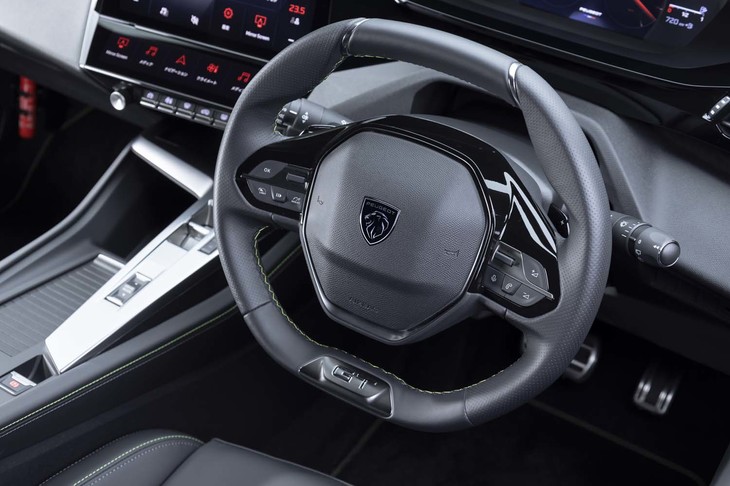 2本スポークのステアリングホイールは上下のリムがフラットになった独特な形状。ボトム側には「GT」ロゴが刻まれる。