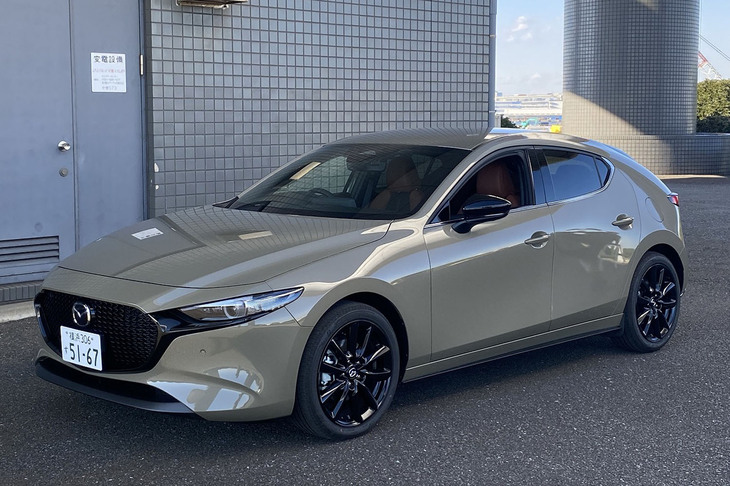 美しいフォルムにオシャレな「ジルコンサンドメタリック」の外板色がよく似合う「マツダ3」の特別仕様車「XDレトロスポーツエディション」。レトロモダンの世界観にスポーティーさを融合させたという内外装がセリングポイントだ。