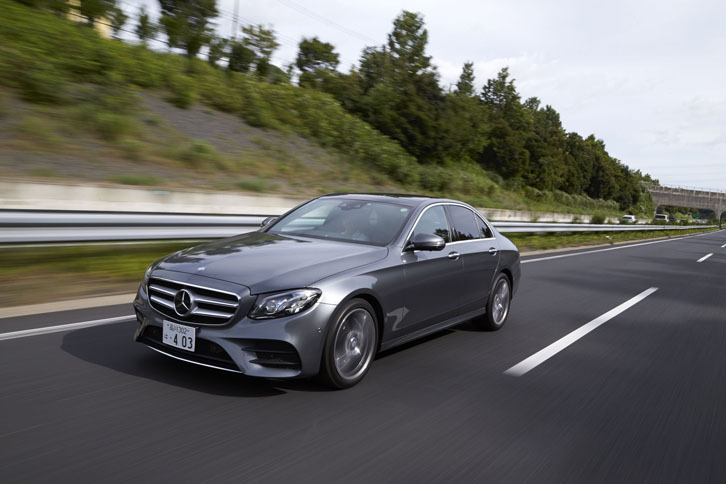 「Eクラス」は「アクティブレーンチェンジングアシスト」を搭載。ウインカーを2秒以上点滅させると、行き先の車線に他車両がいないことを確かめた上で、自動的に車線変更が行われる。