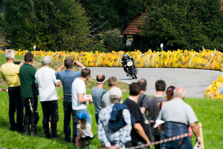 コース脇に見えるのは、ワラをつめた黄色い緩衝材。これでガードレールをカバーしているのだ。