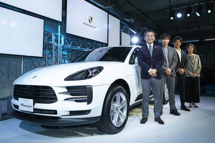 「マカン」発表会の登壇者。左からポルシェジャパン代表取締役社長の七五三木敏幸氏、ポルシェドライビングアスリートの羽根田卓也選手、南野拓実選手、車両説明を行った同社執行役員マーケティング部長の山崎香織氏。