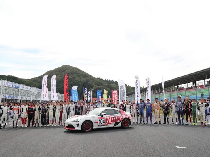 次はプロフェッショナルシリーズの決勝レース②です。プロフェッショナルシリーズも、出走前に全体撮影がありました！ どちらを見ても、有名なプロドライバーの方ばかり！ 毎レース、見ていて本当に勉強になりますし、このメンバーの走りのみならず、監督やメカニックさんたちと話をしている様子を目にできる86/BRZ Raceは貴重だと思います。私もいつかこのプロフェッショナルシリーズの中で「BRZ」と共に戦いたい！ この中で競えるドライバーになれるようがんばります！