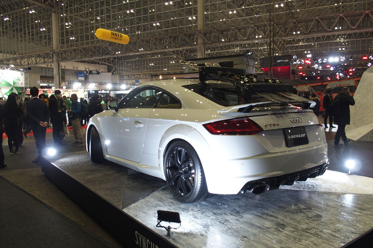 「ダンロップ・シンクロウェザー」を装着した「アウディTT RSクーペ ダンロップカスタム」。