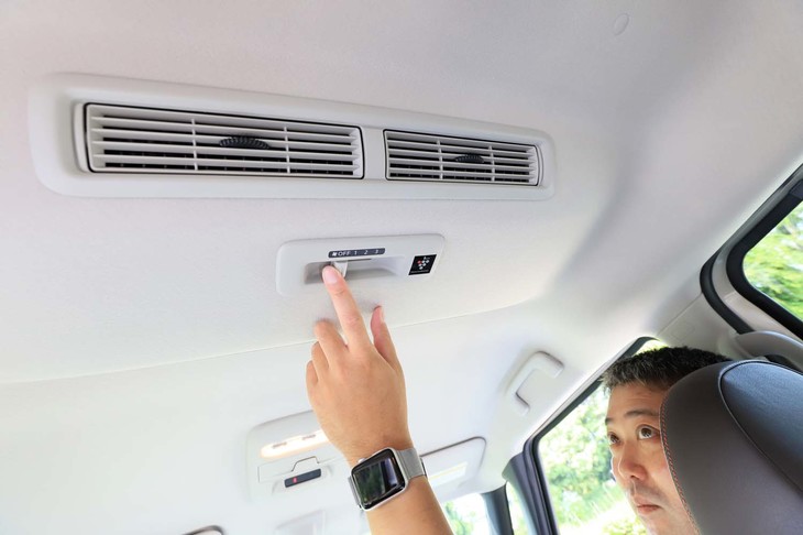 天井にリアサーキュレーターが備わるのは先代モデルと同じだが、操作スイッチを運転席からも操作できるようになったのが新しい。