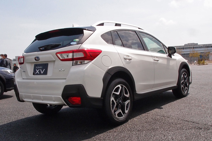 ボディーカラーは全9色。写真のクリスタルホワイトパールのみ3万2400円高となる。