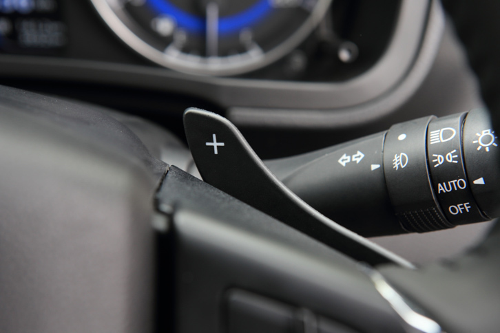 
	「XT」のステアリングホイールにはシフトパドルが標準装備される。
	