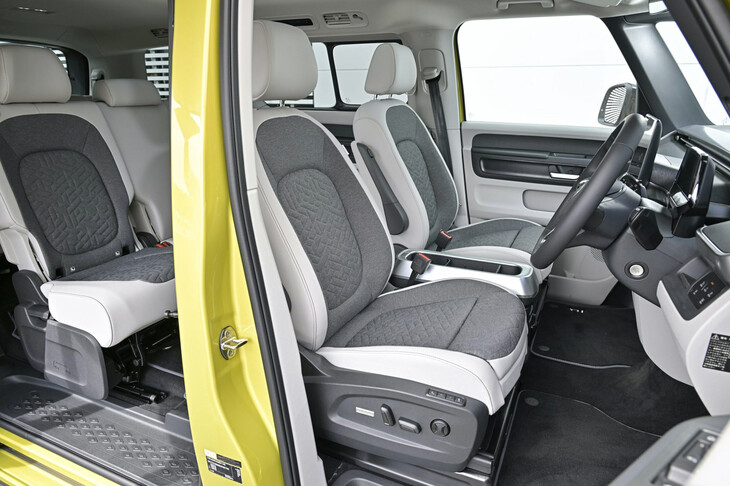 渕野「900万とか1000万とかするクルマとしては、内装の質感がちょっと」　
	ほった「質感もそうですけど、そもそも高級車の内装として、表現の方向性はこれでよかったの？　って気もしてきますね」