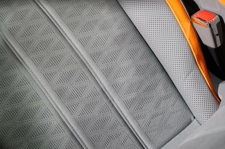 ベントレー・コンチネンタルGTCスピード（ドライバーズシートのパーフォレーション）