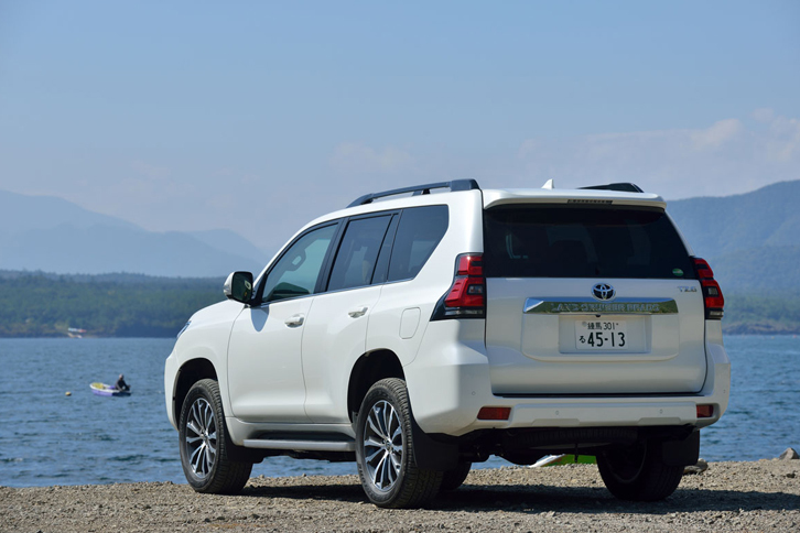 現行型「ランドクルーザープラド」（写真）のボディーサイズは、全長×全幅×全高＝4825×1885×1850mm（一部グレードを除く）。新型の車体は、それよりひとまわり大きなものになる。プラットフォームを共有することになる「ランドクルーザー」に対しては、弟分という立ち位置ではなく、並列に近い関係になるだろう。