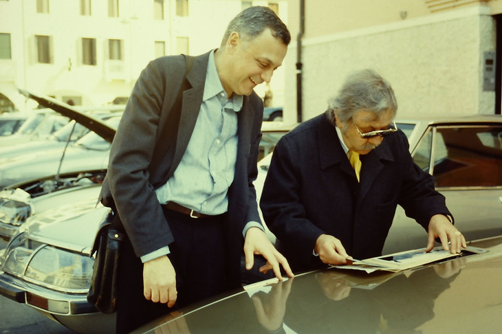 2003年、モンセリチェのファンミーティングで。遠方ゆえ自身のクルマで参加できなかったオーナーの愛車アルバムを丹念に繰るオプロン氏。