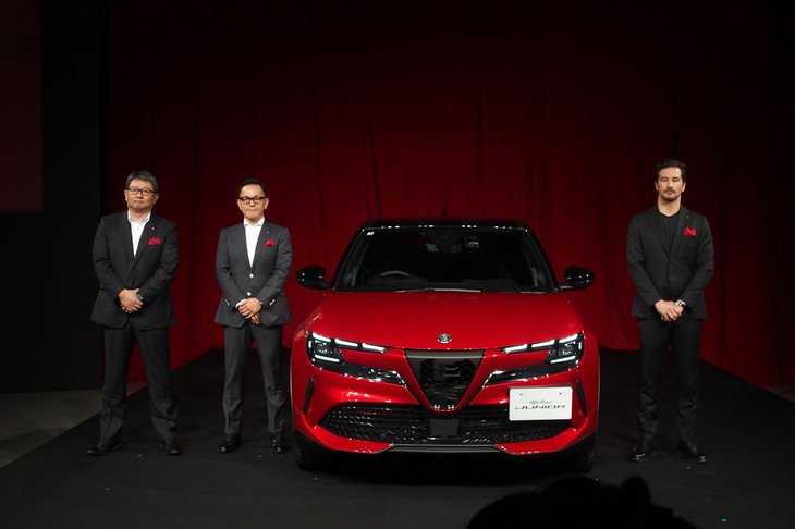 「アルファ・ロメオ・ジュニア」の発表イベントで登壇したステランティス ジャパン代表取締役社長の成田 仁氏（写真左）、アルファ・ロメオ事業部 事業部長の黒川進一氏（同中央）、アルファ・ロメオ チーフエクステリアARデザイナーのボブ・ロムケス氏（同右）。