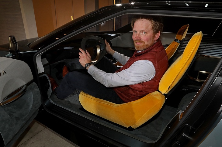 インテリアは、イタリアの家具メーカーであるカッシーナの協力を得てデザインされた。