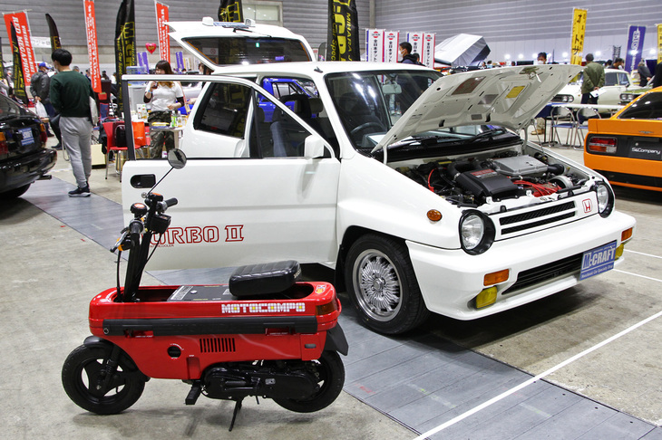 ブリスターフェンダーで武装したボディーに1.2リッター直4 SOHCインタークーラー付きターボユニットを積んだ「ホンダ・シティ ターボII」。アルミホイールは無限製。手前にあるのは初代シティと同時にデビューした、ラゲッジルームに積載可能な原付きバイク「モトコンポ」。