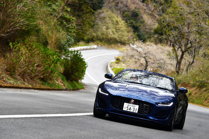 漫画『サーキットの狼』の作者、池沢早人師先生が「ジャガーFタイプ」のオープンモデル「R-DYNAMICコンバーチブルP300」に試乗。「路面の追従性に加え、フラット感のある乗り味が実にいい」と、その走りを評価した。