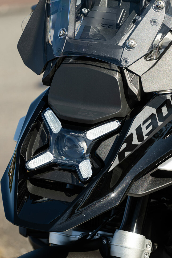 新設計のマトリクスLEDヘッドライト。「ツーリング」仕様にはバンクに合わせてビームが動き、コーナリング中に進行方向の内側を照射する機能も備わっている。
