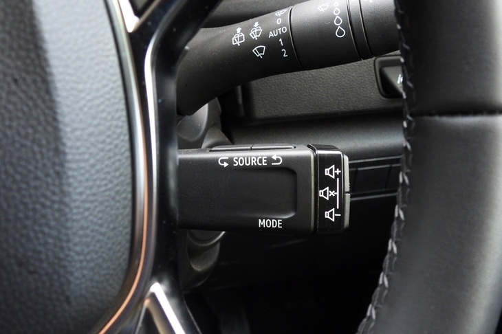ステアリングコラムに備わるオーディオのコントローラー。操作が簡単でハンドルから手を離さずにイジれるので、非常に便利だ。